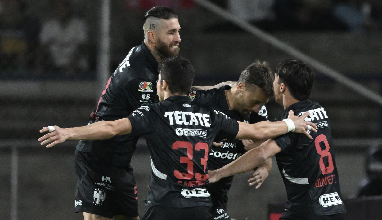 Sergio Ramos (kiri) melakukan selebrasi setelah pemain Monterrey, Sergio Canales mencetak gol ke gawang Puma dalam laga lanjutan Liga Meksiko atau Liga MX Clausura di Olimpico Universitario Stadium, Meksiko pada Minggu (16/03/2025). (AFP/Yuri Cortez)