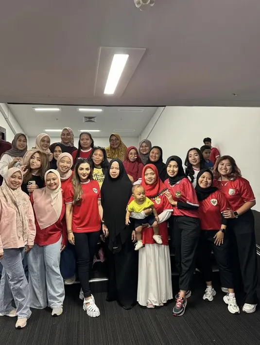 Selain Ashanty, hadir juga sang suami Anang Hermansyah dan sang putra Azriel yang juga mengenakan jersey timnas merah. [@ashanty_ash]