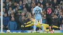 Kiper Manchester City, Joe Hart, berusaha menahan serangan pemain PSG pada leg kedua perempat final Liga Champions di Stadion Etihad, Manchester, Rabu (13/4/2016) dini hari WIB. (AFP/Oli Scarff)