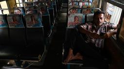 Pengemudi duduk di dalam bus sambil menunggu untuk membeli solar di pompa bensin di Kolombo, Rabu (2/3/2022). Sri Lanka sehari sebelumnya mengumumkan pemadaman listrik setiap hari selama tujuh setengah jam, karena krisis valuta asing membuatnya tidak dapat mengimpor minyak. (Ishara S. KODIKARA/AFP)