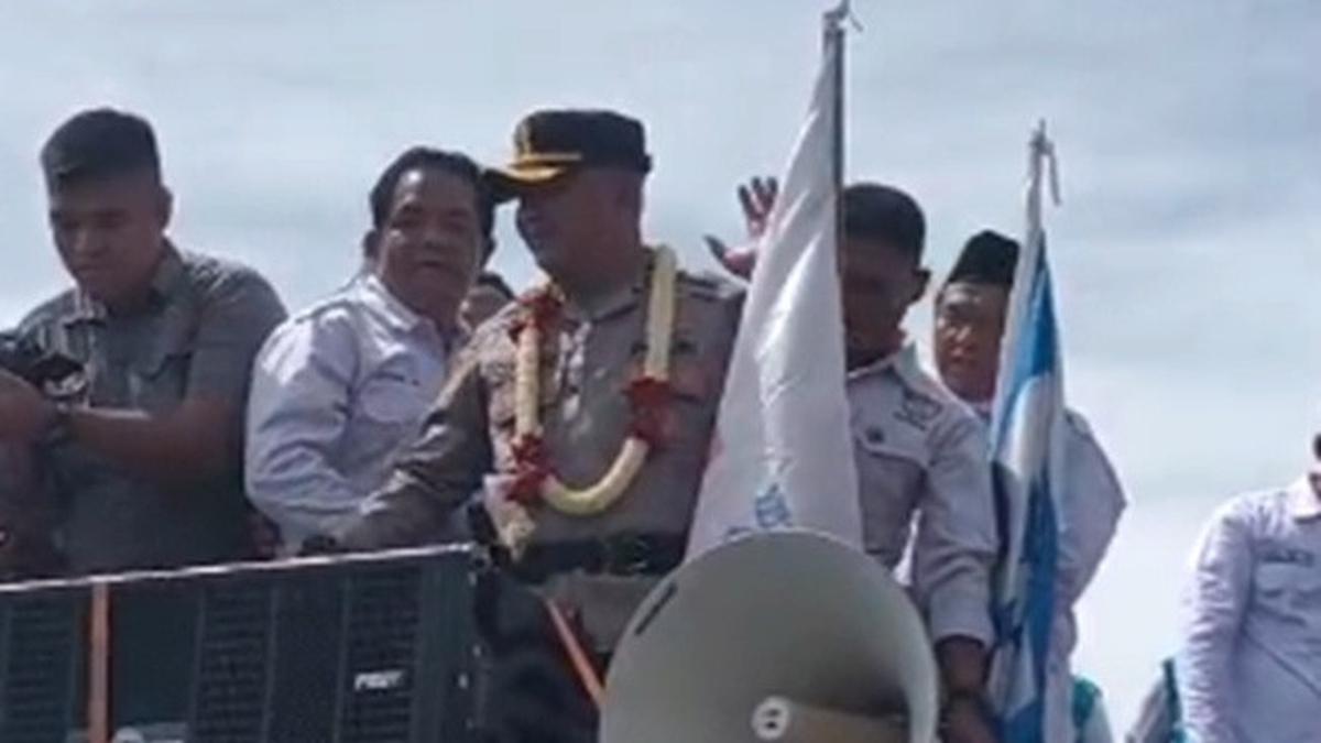 Polisi Jenaka AKBP Condro Sasongko Diarak Massa Saat Perpisahan, Tangis Haru Pecah