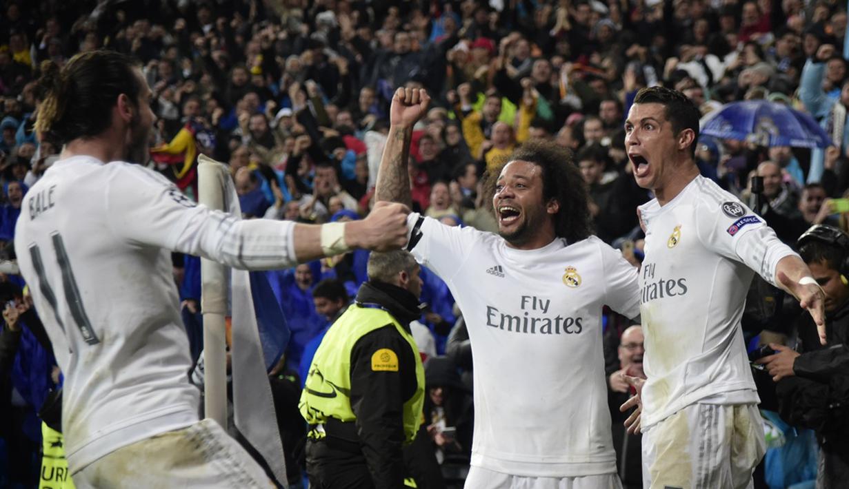 Cristiano Ronaldo disambut rekan-rekannya setelah mencetak gol ke gawang Wolfsburg pada leg kedua perempat final Liga Champions di Stadion Santiago Bernabeu, Madrid, Rabu (13/4/2016) dini hari WIB. (AFP/Javier Soriano)