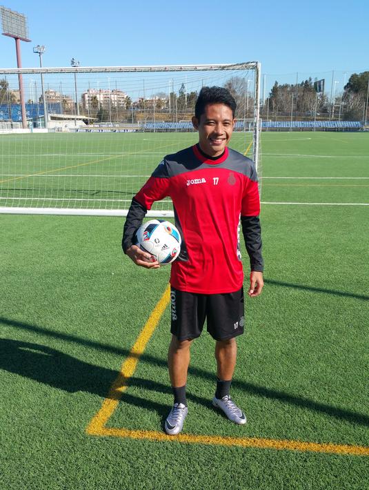 Evan Dimas Darmono beradaptasi dengan lingkungan latihan sendiri di tempat latihan skuat Espanyol B, Ciudad Deportiva Dani Jarque, Kamis (4/2/2106). (Bola.com/La Liga)