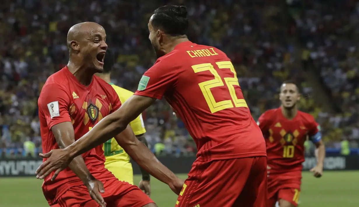 Bek Belgia, Vincent Kompany, merayakan gol bunuh diri yang dilakukan gelandang Brasil, Fernandinho, pada laga perempat final Piala Dunia di Kazan Arena, Kazan, Jumat (6/7/2018). Belgia menang 2-1 atas Brasil. (AP/Andre Penner)