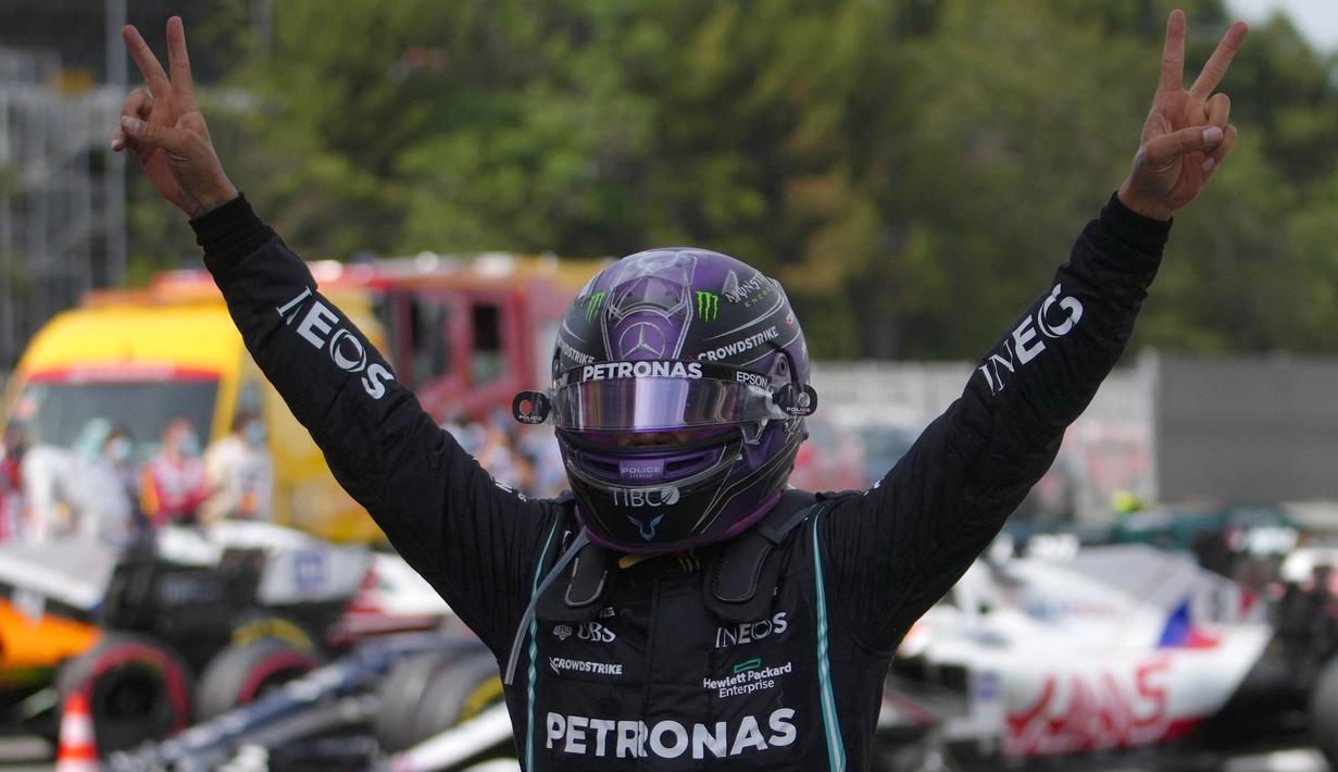 Hamilton berhasil menjaga posisinya hingga finis untuk menjadi juara. Verstappen harus puas menuntaskan balapan di posisi kedua di depan Valtteri Bottas. (Foto: AFP/Pool/Emilio Morenatti)