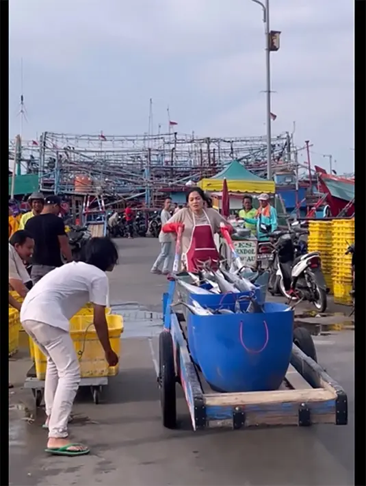 Aktris kelahiran Jakarta itu 41 tahun silam itu tampak mendorong gerobak yang penuh dengan ikan. Suasana ikan tampak begitu ramai para pedagang ikan. [Instagram/titi_kamall]
