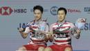 Pasangan Indonesia, Kevin Sanjaya/Marcus Gideon, merayakan kemenangan atas wakil Jepang, Takuto Inoue/Yuki Kaneko pada final Indonesia Open di Istora Senayan, Jakarta, Minggu, (8/6/2018). Kevin/Marcus menang 21-13 dan 21-16. (Bola.com/M Iqbal Ichsan)