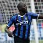 Striker anyar Inter Milan, Romelu Lukaku berselebrasi setelah mencetak gol ke gawang Lecce pada laga pertama Serie A 2019/2020 di Stadio Giuseppe Meazza, Senin (26/8/2019). Inter Milan menang 4-0 saat menjamu tim promosi Lecce. (AP Photo/Luca Bruno)