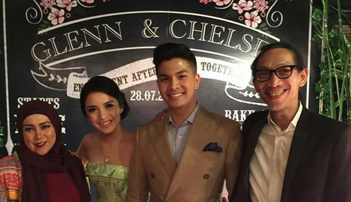 Pasangan artis Glenn Alinskie dan Chelsea Olivia di acara pertunangan mereka. Sebagai sahabat, Melly Goeslaw dan Anto Hoed pun turut hadir dalam  momen bahagia tersebut. (Photo : Instagram)