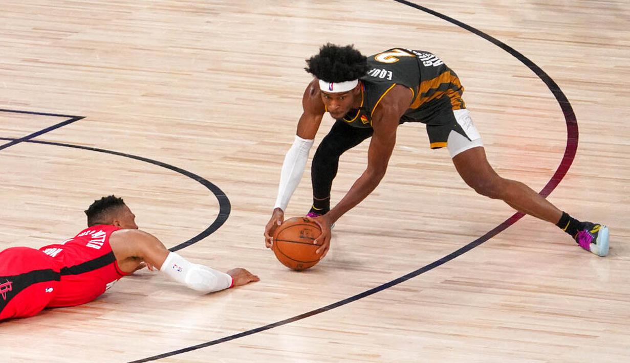 Pebasket  Oklahoma City Thunder, Shai Gilgeous-Alexander, berusaha melewati pebasket Houston Rockets pada laga NBA, Selasa (1/9/2020). Oklahoma City Thunder menang 104-100 atas Houston Rockets. (AP Photo/Mark J. Terrill)