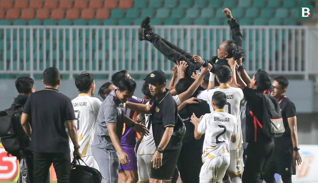 Gol tunggal Gufroni Al Maruf ke gawang PSIM Yogyakarta dalam laga perebutan tempat ketiga Liga 2 2021 di Stadion pakansari, Bogor, Kamis (30/12/2021) memastikan tiket terakhir promosi ke BRI Liga 1 musim depan menjadi milik Martapura Dewa United. (Bola.com/Bagaskara Lazuardi)