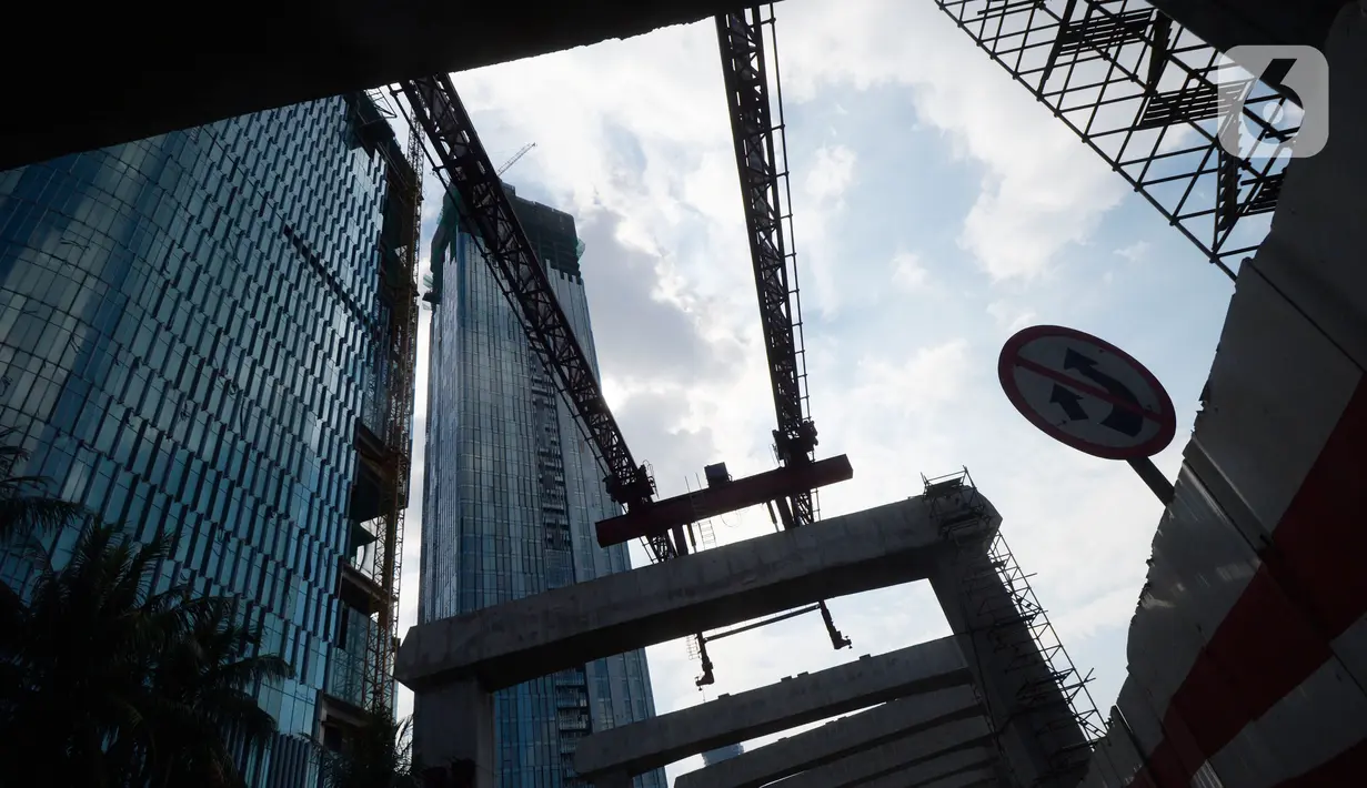Suasana pembangunan LRT di tikungan Jembatan 66 Kuningan-Dukuh Atas, Jakarta, Senin (6/7/2020). Pembangunan LRT Jabodebek tersebut nantinya akan terkoneksi dengan kawasan terpadu TOD yang menggabungkan transportasi MRT, Kereta Commuter line dan Bus Transjakarta. (merdeka.com/Dwi Narwoko)