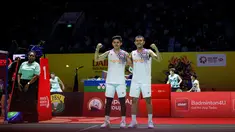 Ganda putra Indonesia, Fajar Alfian/Muhammad Rian Ardianto, merayakan kemenangan atas wakil Denmark, Daniel Lundgaard/Mads Vestergaard di babak 32 besar Indonesia Masters 2025 di Istora Senayan, Jakarta, Selasa (21/1/2025) sore WIB. (Bola.com/Bagas lazuardi)