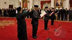 Suasana pengambilan sumpah janji 3 pejabat Plt pimpinan KPK, yakni Johan Budi Sapto Prabowo, Taufiequrachman Ruki dan Indriyanto Seno Aji di Istana Negara, Jakarta, Jumat (20/2/2015). (Liputan6.com/Faizal Fanani)