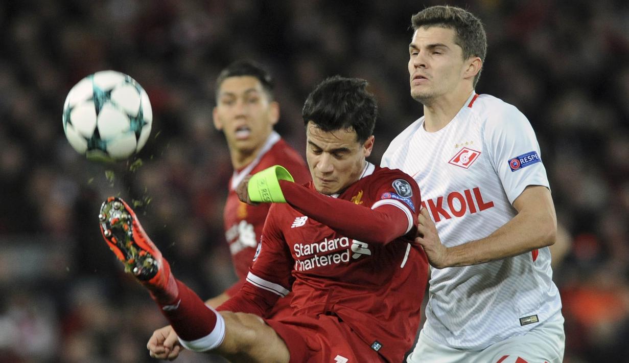 Gelandang Liverpool, Philippe Coutinho, menendang bola saat dijaga gelandang Spartak Moskow, Roman Zobnin, pada laga Liga Champions di Stadion Anfield, Liverpool, Rabu (6/12/2017). Liverpool menang 7-0 atas Spartak. (AP/Rui Vieira)