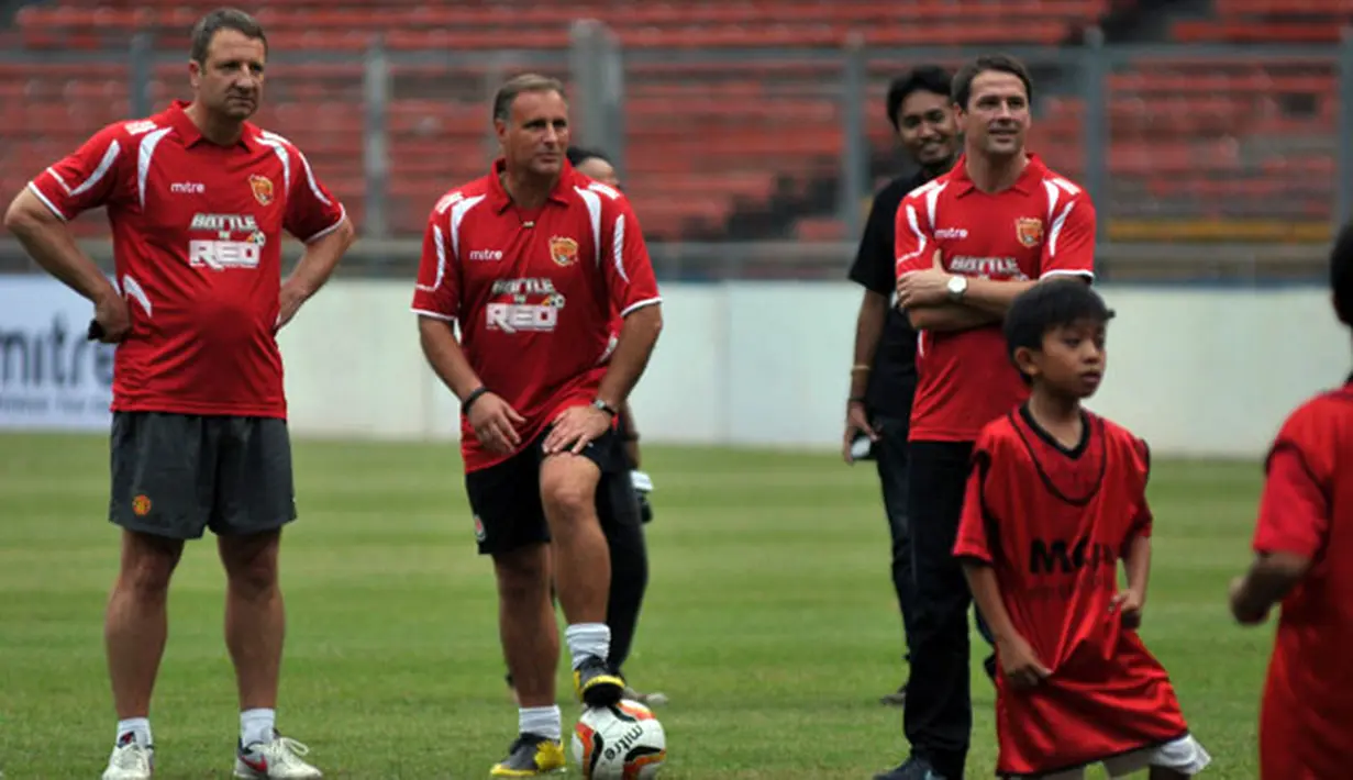 Michael Owen (kanan) bersama beberapa pemain United Red melihat dan memberikan materi secara langsung pada sekitar 80 peserta (Liputan6.com/ Helmi Fithriansyah)