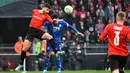 Pemain depan Rennes Martin Terrier berebut bola dengan bek Leicester City James Justin (tengah) pada leg kedua babak 16 besar Europa Conference League di Roazhon Park, Jumat (18/3/2022) dini hari WIB. Meski kalah dengan skor tipis 1-2, Leicester City tetap lolos ke perempat final. (DAMIEN MEYER/AFP)
