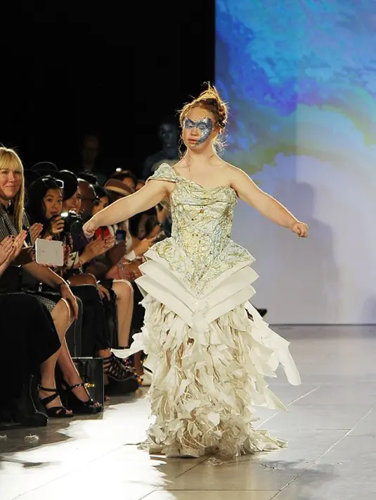 Madeline Stuart, model Australia dengan down syndrome saat memperagakan koleksi Hendrik Vermeulen untuk Musim Panas dan Semi 2016 di acara peragaan busana New York Fashion Week, Minggu (13/9/2015). (Chance Yeh/Getty Images/AFP) 