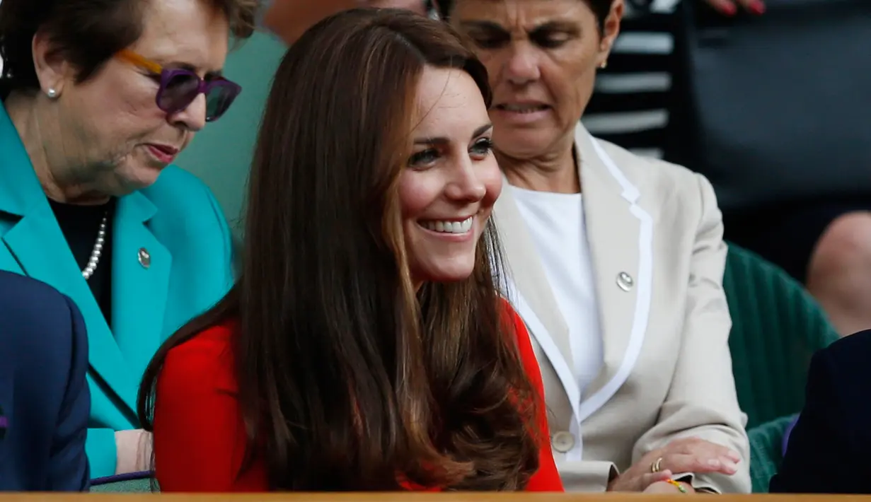 Duchess of Cambridge Kate Middleton tersenyum saat menyaksikan ajang Wimbledon Tennis Championships, London, Rabu (8/7/2015). (REUTERS/Suzanne Plunkett)