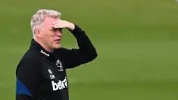 Pelatih West Ham United, David Moyes saat memimpin sesi latihan di tempat latihan West Ham United di London timur (4/5/2022). Pada leg pertama, West Ham kalah atas Eintracht Frankfurt 1-2 di Stadion Olympic London. (AFP/Justin Tallis)