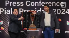 Ketua Umum PSSI, Erick Thohir (kiri) bersama Ketua Steering Committee (SC) Piala Presiden 2024, Maruarar Sirait saat memberi keterangan terkait turnamen Piala Presiden 2024 di SCTV Tower, Senayan, Jakarta, Senin (15/7/2024). (Liputan6.com/Angga Yuniar)