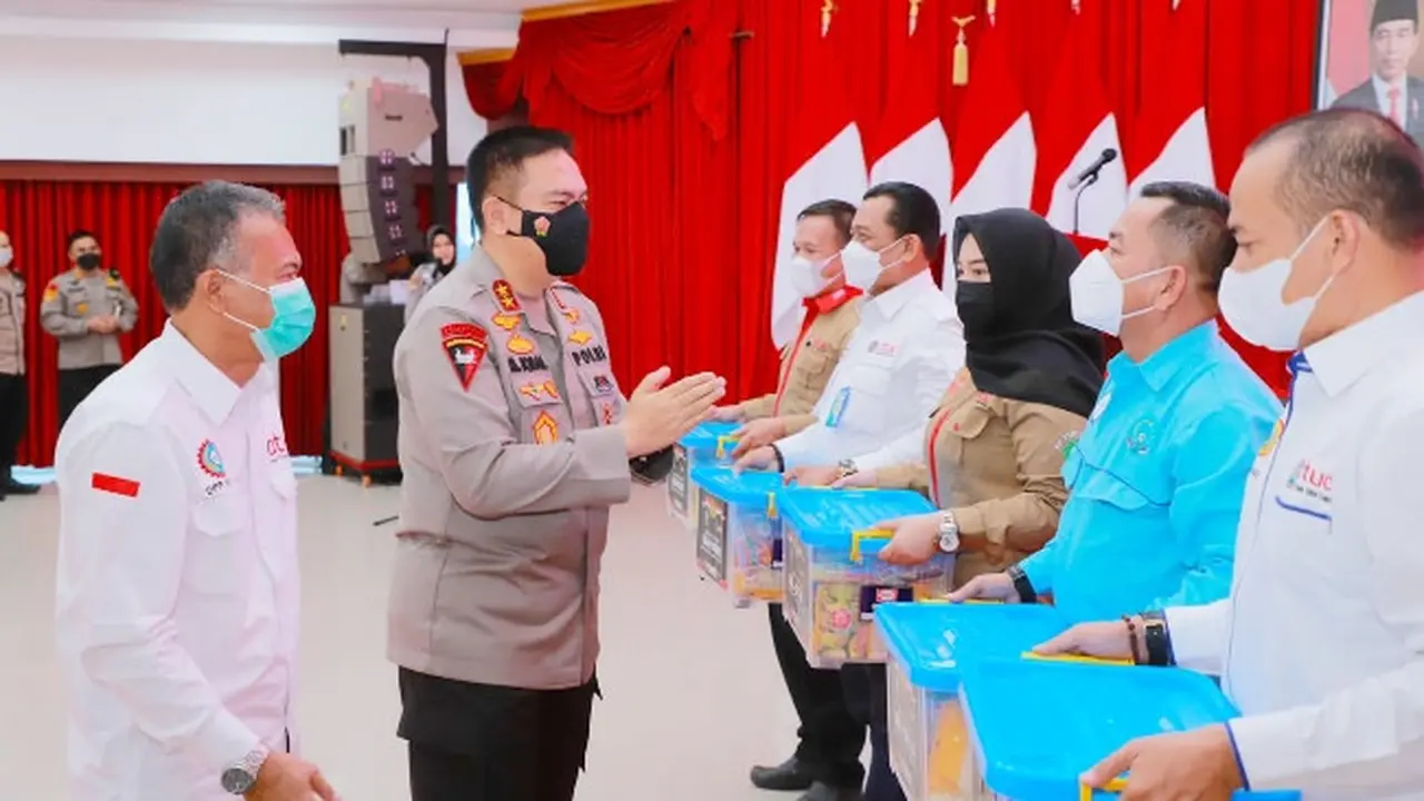 Kapolda Riau Irjen Mohammad Iwbal menyerahkan sembako Kapolri kepada perwakilan ribuan buruh.