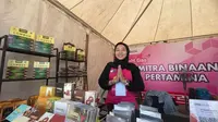 Produk-produk UMKM binaan Pertamina melayani pengunjung pada ajang Pertamina Grand Prix of Indonesia 2023, di Lombok, Nusa Tenggara Barat. (Foto: Istimewa)