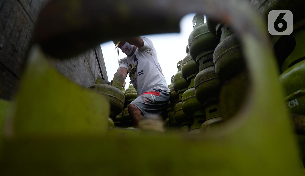 Pekerja menata tabung gas LPG 3 yang kosong sebelum pengisian ulang di agen LPG, Pamulang, Tangerang Selatan, Kamis (5/11/2020). Dalam dua bulan di masa pandemi ini, permintaan LPG subsidi 3 Kg ditingkat pengecer meningkat 5 persen untuk memenuhi kebutuhan masyarakat. (merdeka.com/Dwi Narwoko)