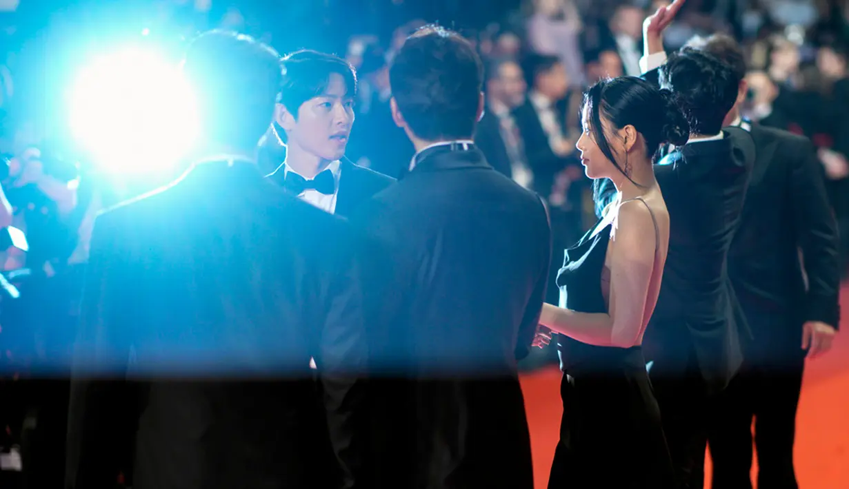 Namun, Song Joong-ki ternyata tanpa didampingi Katy Louise Saunders ke Festival Film Cannes 2023. (AP Photo/Daniel Cole)