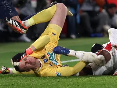 Kiper Nice, Marcin Bulka (kiri) terlibat tabrakan dengan rekannya sendiri, Pablo Rosario pada laga perempat final Coupe de France 2023/2024 melawan PSG di Stadion Parc des Princes, Paris, Prancis, Kamis (14/03/2024) dini hari WIB. (AFP/Franck Fife)