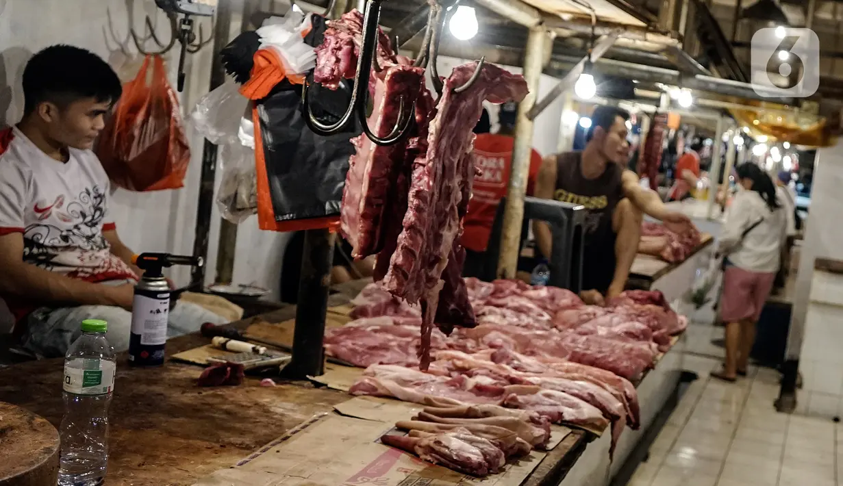 Aktivitas di los daging non halal di Pasar Senen, Jakarta, Senin (13/9/2021). Manajer Umum dan Humas Perumda Pasar Jaya Gatra Vaganza mengatakan pihaknya sudah memanggil dan memberi sanksi administrasi kepada pedagang daging anjing di Pasar Senen Blok III tersebut. (Liputan6.com/Johan Tallo)