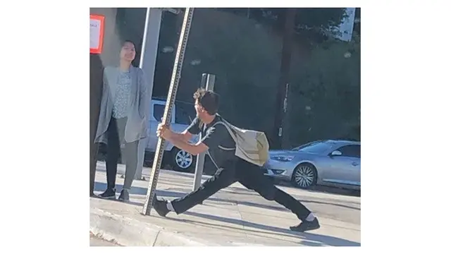 7 Pose Orang saat Berdiri Ini Nyeleneh Banget, Bikin Geleng Kepala