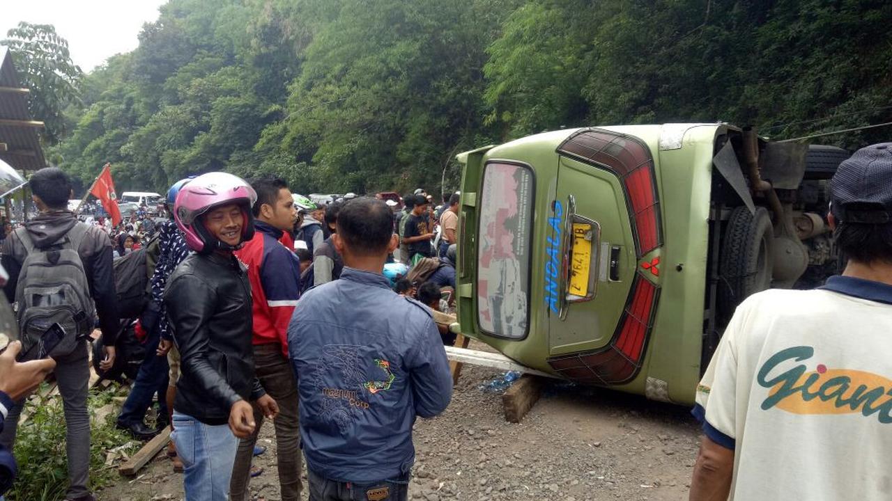 Sopir Elf Rem Mendadak, 1 Penumpang Tewas Terlempar
