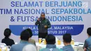 Ketua Umum PSSI, Edy Rahmayadi memberi arahan jelang melepas Timnas U-22 dan Futsal Indonesia di Makostrad, Jakarta, Kamis (10/8). Edy Rahmayadi resmi melepas Timnas U-22 dan Futsal berlaga di SEA Games 2017. (Liputan6.com/Helmi Fithriansyah)