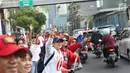 Relawan Jokowi saat membagikan bunga mawar di Kawasan Sarinah, Jakarta, Minggu (29/9/2019). Aksi bagi bunga tersebut merupakan aksi damai kami bersama Jokowi. (Liputan6.com/Angga Yuniar)