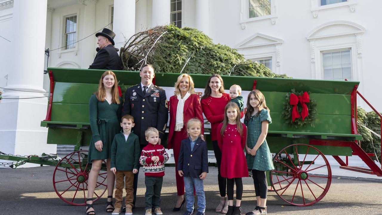 Jill Biden menerima kedatangan pohon natal untuk Gedung Putih. (X/@WhiteHouse)