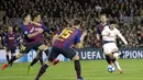 Gelandang Tottenham Hotspur, Son Heung-min, melepaskan tendangan saat melawan Barcelona pada laga Liga Champions di Stadion Camp Nou, Spanyol, Selasa (11/12). Kedua tim bermain imbang 1-1. (AP/Emilio Morenatti)