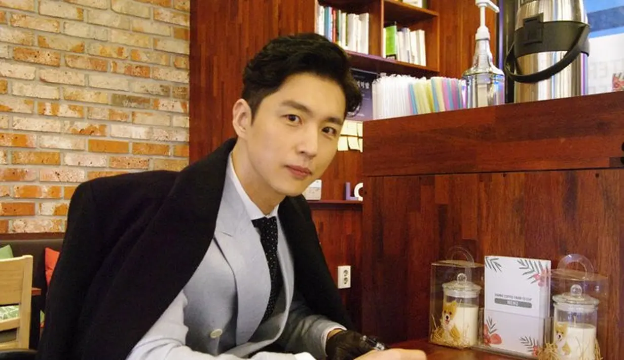 Dilansir dari Soompi, agensinya, Snowball Entertainment mengonfirmasi bahwa kekasih Shin Dong Wook adalah seorang dokter. (DramaFever)