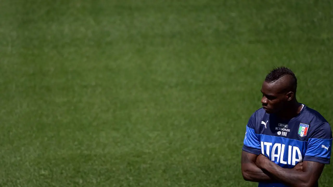 Mario Balotelli Diejek fans Italia