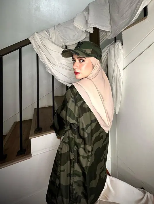 Putri Anne memilih tampilan hijab  pakai topi dengan look segitiga di bagian belakang. [Foto: @anneofficial1990]
