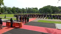 Ratusan Anggota PPS di Banyuwangi dilantik di Taman Blambangan Banyuwangi dengan menggunakan baju adat osing (Hermawan Arifianto/Liputan6.com)