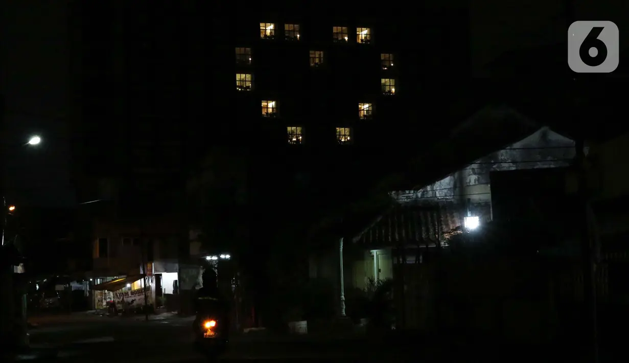 Salah satu hotel di kawasan Jalan Suryakencana Kota Bogor menyalakan sebagian lampu kamarnya hingga membentuk gambar hati, Jumat (10/4/2020). Gambar hati ini bentuk solidaritas keprihatinan sejumlah hotel di Indonesia atas pandemi Covid-19. (Liputan6.com/Helmi Fithriansyah)