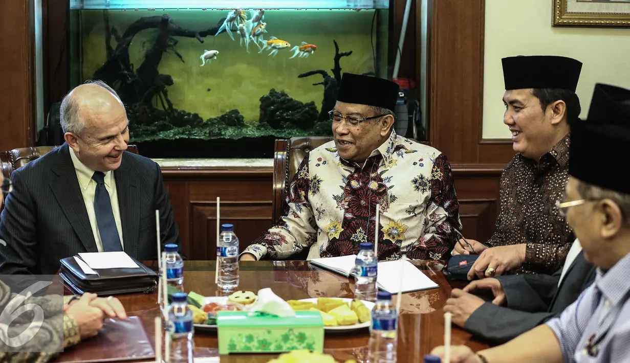 Joseph R Donovan berbincang dengan Said Aqil Siradj saat kunjunganya di Gedung PBNU, Jakarta, Kamis (2/2). Kedatangan Joseph R Donovan ke PBNU sebagai perkenalan (Dubes) AS untuk Indonesia yang baru. (Liputan6.com/Faizal Fanani)