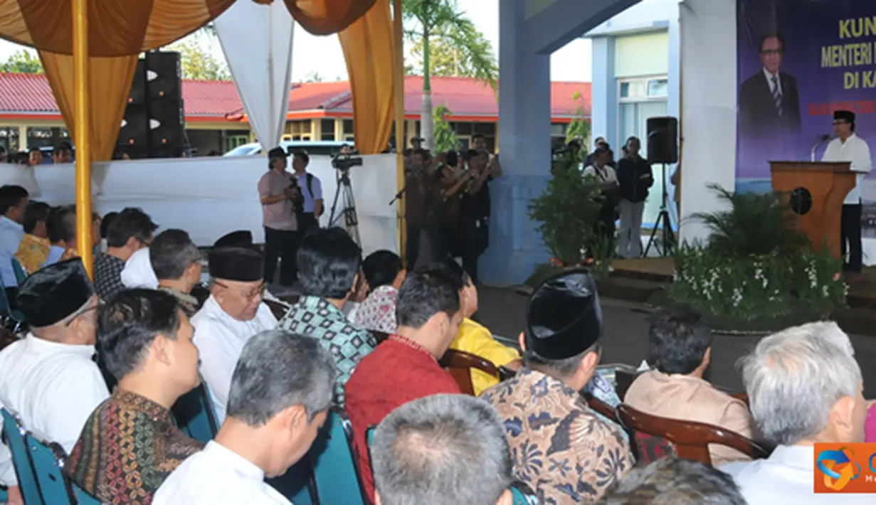 Citizen6, Cilacap: Dalam sambutannya, MKP Sharif C Sutardjo menempatkan Kabupaten Cilacap sebagai salah satu sentra pendaratan tuna yang terintegrasi dengan zona inti PPS Cilacap, dan melakukan dialog dengan para nelayan. (Pengirim: Efrimal Bahri).