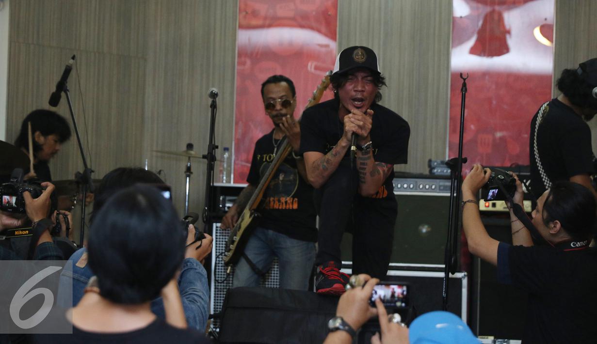 Penampilan musisi Boomerang seusai peluncuran album di Kawasan Kemang, Jakarta, Jumat (29/04/2016). Boomerang, Grassrock dan D'bandhits launching album kompilasi mereka yang diberi nama 3 ROCK. (Liputan6.com/Herman Zakharia)
