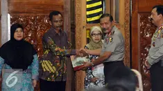 Kapolri, Jenderal Polisi Badrodin Haiti (kedua kanan) menyerahkan bantuan kepada keluarga korban teror Jakarta di Mabes Polri, Jakarta, Jumat (22/1/2016). Kapolri menegaskan hal ini merupakan bentuk kepedulian polri. (Liputan6.com/Helmi Fithriansyah)