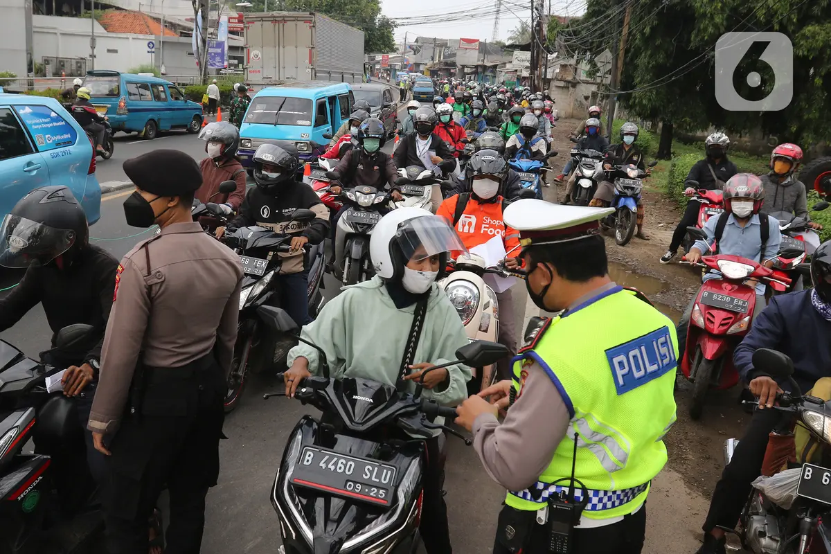 Suasana Pos Penyekatan Saat PKKM Level 4 di Jalan Raya Bogor