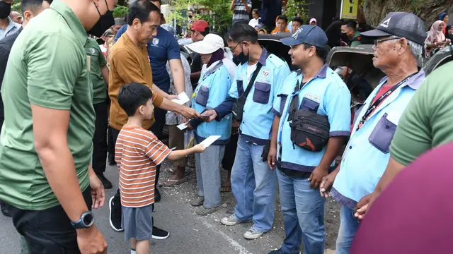 Jokowi dan cucunya, Jan Ethes Srinarendra atau Jan Ethes, membagikan bantuan, sembako, dan kurma
