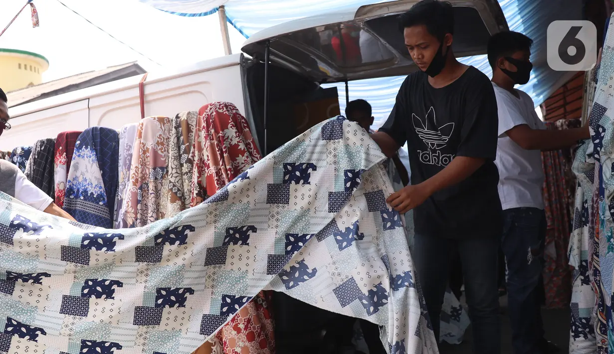 Aktivitas perdagangan tekstil di Pasar Cipadu, Tangerang, Senin (21/9/2020). Asosiasi Pertekstilan Indonesia (API) menyatakan industri Tekstil dan Produk Tekstil (TPT) sudah mulai beroperasi meski belum normal kembali akibat daya beli yang masih rendah di masa pandemi. (Liputan6.com/Angga Yuniar)