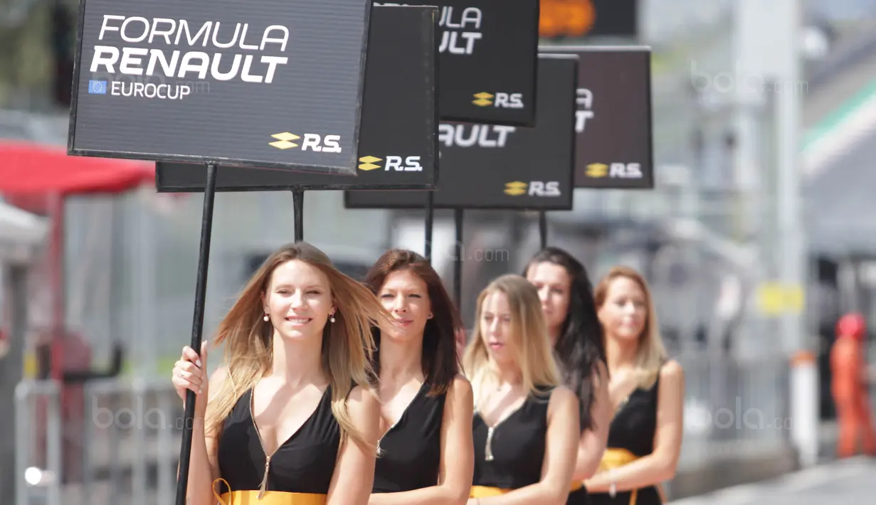 Sejumlah umbrella girl saat balapan Formula Renault 2.0 Eurocup di Sirkuit Red Bull Ring, Austria, Minggu (23/7/2017). Pebalap Indonesia, Presley Martono, gagal finis karena ditabrak. (Bola.com/Reza Khomaini)